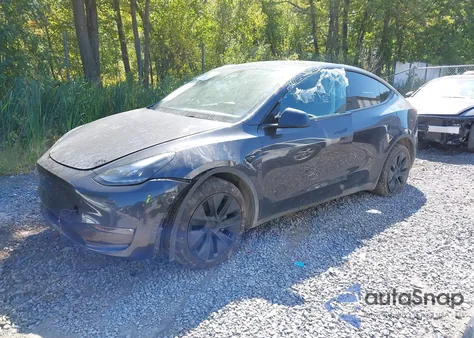 2024 Tesla Model Y Long Range Dual Motor All-Wheel Drive z USA, uszkodzony, nr VIN 7SAYGAEE9RF191251